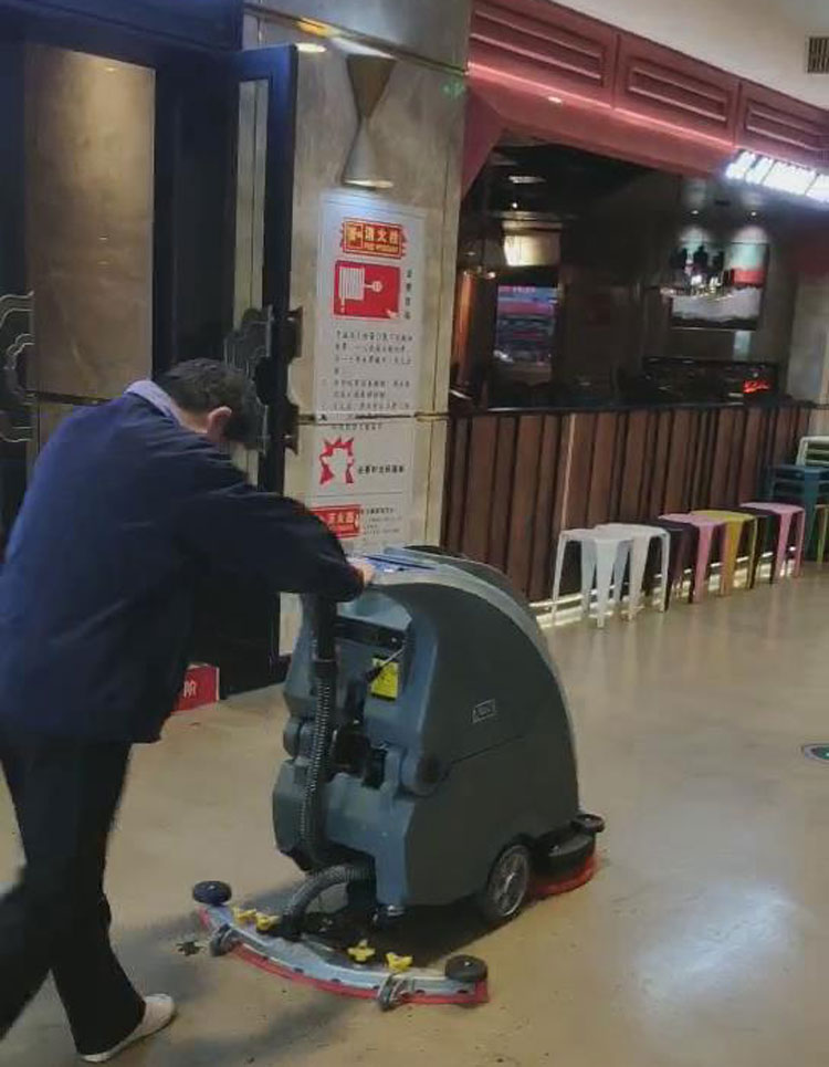 南昌市梦时代广场百盛商场的保洁公司再次采购新葡的京集团3522vipX750手推式洗地机