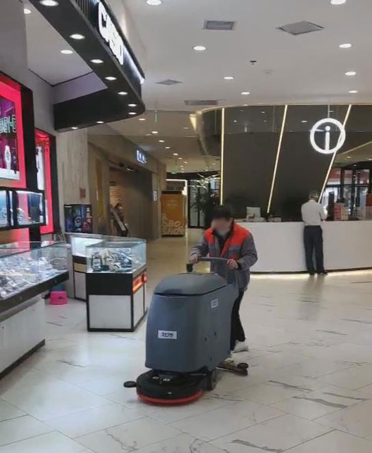 南昌市百盛商场再次采购新葡的京集团3522vipX530手推式洗地机提升清洁效率